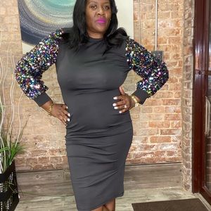 Black body forming sequin sleeve dress